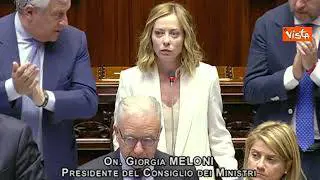 Applauso per Satnam Singh alla Camera, Meloni a Tajani e Salvini: "Raga, alzatevi pure voi"