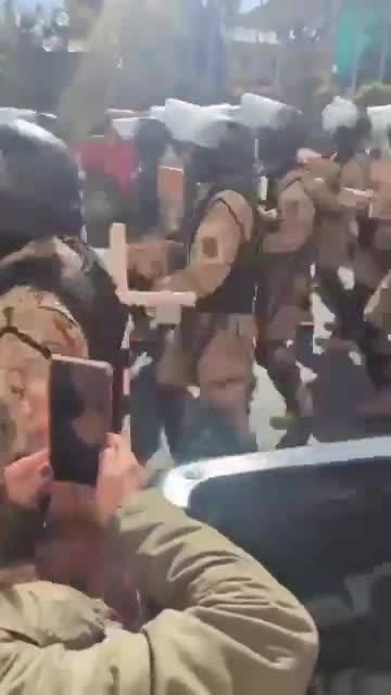 Militari del golpe Bolivia in marcia verso il Palazzo del Governo a La Paz