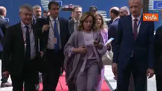 Meloni arriva al Consiglio Ue, per lei un total look sui toni del lilla