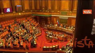 "Verde, rosso", le indicazioni di voto gridate dai Senatori in Aula dopo informativa Meloni