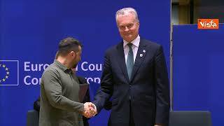 Zelensky a Bruxelles firma gli accordi di sicurezza a lungo termine con l'Ue