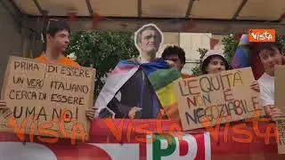 Pride Milano, Pd in corteo con cartonato del Governatore Fontana