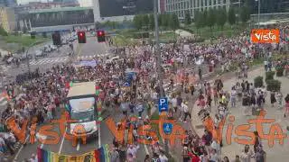 Pride a Milano, in migliaia al corteo lgbt per le strade della città