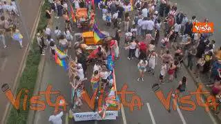 "Libere di esserə", lo striscione con la schwa che apre il corteo del Pride di Milano