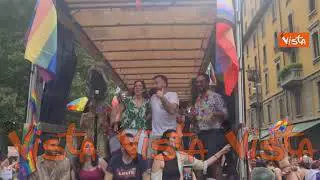 Schlein e Zan ballano "Maracaibo" di Lu Colombo sul carro del Pride di Milano