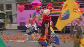 Anche una "Matrona romana" al Pride di Milano con un lungo abito arcobaleno