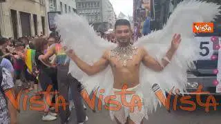 Ali da angelo, body e calzini arcobaleno, palloncini. Ecco i look stravaganti del Pride di Milano