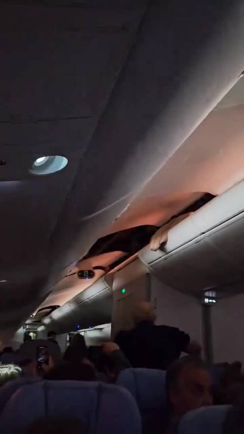 Turbolenza sul volo Parigi-Montevideo: i danni all'interno della cabina