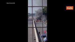 Assalto a un portavalori nel Brindisino, a Torchiarolo. Spari e auto incendiate per coprire la fuga