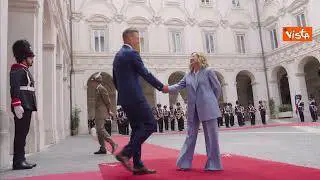 "Bene, grazie", il Presidente finlandese Stubb risponde in italiano al della premier Meloni