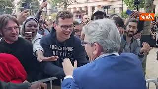 Mélenchon saluta la folla per strada dopo la vittoria delle elezioni, ecco il coro dei simpatizzanti