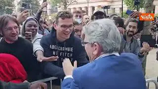 Mélenchon saluta la folla per strada dopo la vittoria delle elezioni, ecco il coro dei simpatizzanti