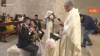 Le emozionanti immagini del matrimonio tra un poliziotto e la compagna affetta da atrofia muscolare