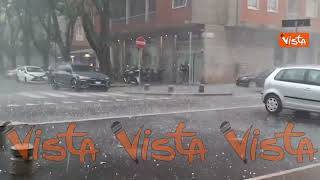 Le impressionanti immagini del nubifragio a Milano, chicchi di grandine grossi quasi quanto un palmo