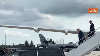 Trump arriva a Milwaukee, saluto con il pugno alzato scendendo dall'aereo
