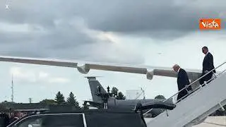 Trump arriva a Milwaukee, saluto con il pugno alzato scendendo dall'aereo