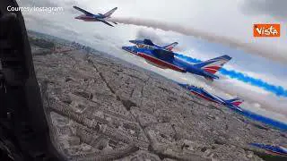 Spettacolare volo della Patrouille de France per il 14 luglio, immagini dalla cabina di pilotaggio
