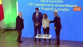 "Presidente vieni a fare una foto con noi", Meloni invita De Luca sul palco a Bagnoli