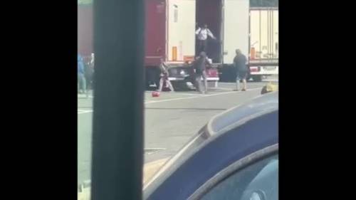 Camionista frusta migranti per farle scendere dall'auto
