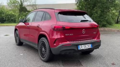 Mercedes EQA 300 4Matic: il video in pillole del crossover elettrico premium