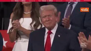 Trump con orecchio fasciato alla convention repubblicana, accolto da standing ovation