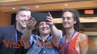 Carola Rakete a Strasburgo, per lei un selfie fuori dall'aula del Parlamento Ue