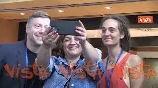 Carola Rakete a Strasburgo, per lei un selfie fuori dall'aula del Parlamento Ue