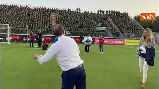Partita del cuore all'Aquila, l'allenatore La Russa palleggia in camicia e cravatta prima del match