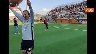 Partita del cuore all'Aquila, Bonelli segna rigore a Matteo Renzi ed esulta