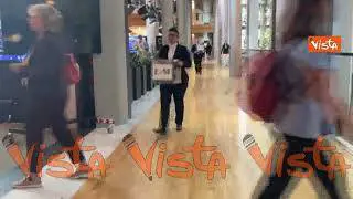 I commessi del Parlamento Ue riportano in aula le urne vuote dopo lo spoglio per elezione Presidente