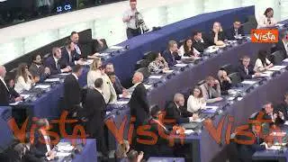 Eurodeputata estrema destra romena urla con museruola durante discorso von der Leyen in Aula