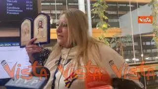 La protesta dell'eurodeputata romena fuori dall'Aula con la museruola e l'icona ortodossa