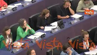 Ilaria Salis prende appunti durante discorso von der Leyen all'Eurocamera