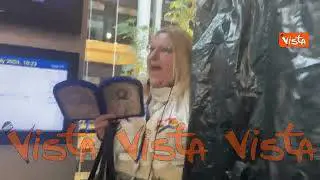 Eurodeputata espulsa da aula mostra sacco nero: Qui hanno messo migliaia romeni con scusa del Covid