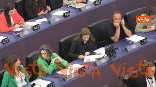 Ilaria Salis all'Eurocamera seduta tra Cecilia Strada e Mimmo Lucano, sotto di lei Carola Rakete