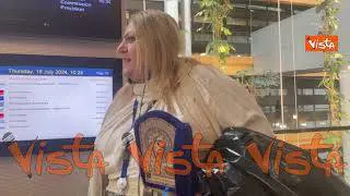 Abito tradizionale, museruola e icona ortodossa, ecco la protesta dell'eurodeputata romena Sosoaca