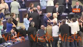 Von der Leyen rieletta presidente commissione con 401 voti. Per lei baci, abbracci e fiori