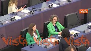 Cecilia Strada saluta una collega durante l'attesa del voto su von der Leyen in Aula