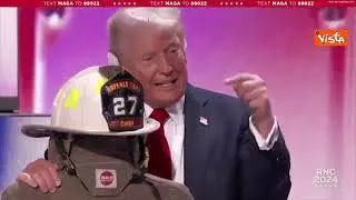 Trump bacia l'elmetto di Corey Comperatore, l'omaggio a Vigile fuoco ucciso al comizio da uno sparo