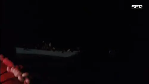 La "consegna" dei migranti dai trafficanti alle ong: il video che svela cosa avviene in Libia