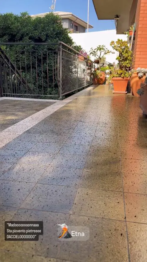 La cenere sui balconi di Catania durante l'eruzione