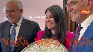 Ecco il Ventaglio donato a La Russa, realizzato con 450 linguette di lattine