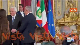La stretta di mano tra Mattarella e l'autrice del Ventaglio Ilaria Caracciolo al Quirinale