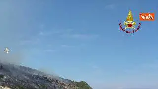 Incendio di Vieste, baia San Felice devastata dal rogo. Le operazioni di spegnimento con i Canadair