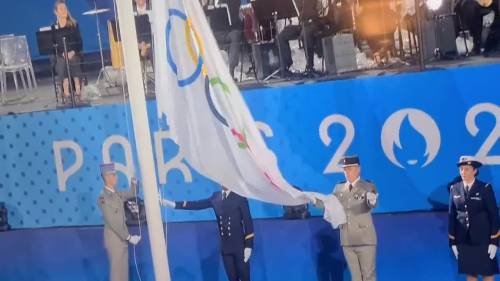 Bandiera olimpica al contrario alle Olimpiadi di Parigi