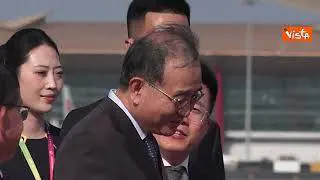 Meloni in visita ufficiale in Cina. L'arrivo a Pechino con la figlia Ginevra