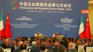 Applauso per Meloni al termine del suo intervento al Business forum in Cina