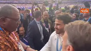 Olimpiadi Parigi 2024, la squadra francese di rugby vince l'oro, il saluto del Presidente Macron