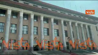 La pulizia del tappeto all'ingresso della Grande Sala del Popolo prima dell'incontro Meloni-Li Qiang