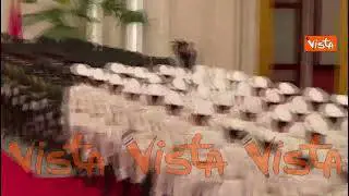 I soldati entrano nella sala dell'incontro Meloni-Li Qiang nel Palazzo del Popolo di Pechino